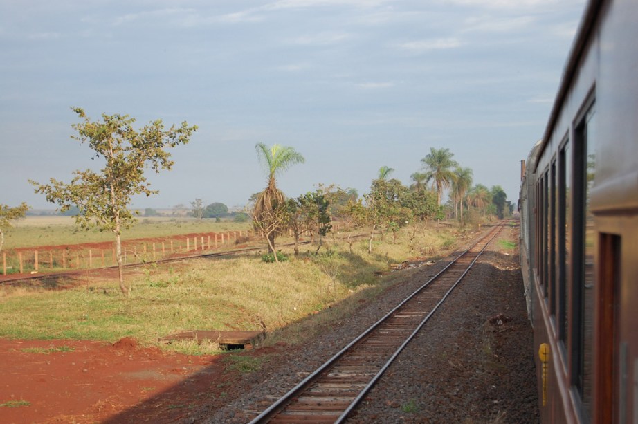 <a href="https://viajeaqui.abril.com.br/estabelecimentos/br-ms-campo-grande-atracao-trem-do-pantanal" rel="Trem do Pantanal - Campo Grande (MS) até Miranda (MS)" target="_self"><strong>Trem do Pantanal - Campo Grande (MS) até Miranda (MS)</strong></a><br />    <br />    O percurso começa em Campo Grande e parte às 8 horas, em sábados alternados (janeiro e julho, todos os sábados), e segue até Miranda, destino final, onde chega às 18 horas. O retorno é feito apenas no dia seguinte. A passagem de ida e volta custa R$ 300. Também é possível fechar um pacote com hospedagem