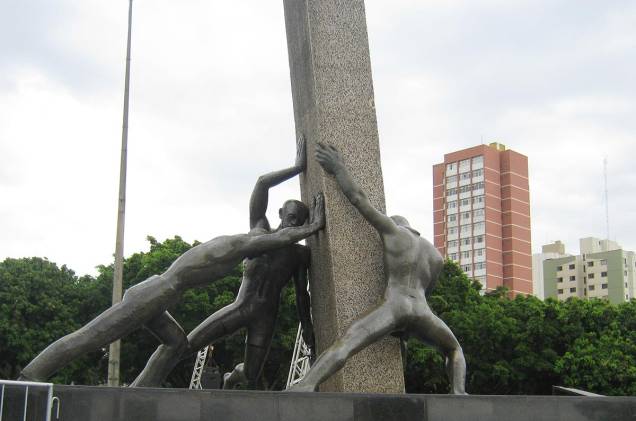 Na praça Pedro Ludovico Teixeira (antiga Praça Cívica), o Monumento às Três Raças faz uma homenagem aos construtores da cidade de Goiânia - índios, brancos e negros. A escultura de 300 quilos de bronze foi criada pela artista plástica Neusa Moraes em 1968 Na praça Pedro Ludovico Teixeira (antiga Praça Cívica), o Monumento às Três Raças faz uma homenagem aos construtores da cidade de Goiânia - índios, brancos e negros. A escultura de 300 quilos de bronze foi criada pela artista plástica Neusa Moraes em 1968