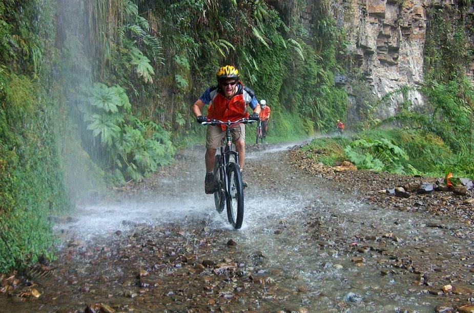 O site de <strong>Viagem e Turismo</strong> selecionou 10 destinos aonde ir de bike faz toda a diferença. As opções vão desde as calmas ciclovias de <a href="https://viajeaqui.abril.com.br/cidades/holanda-amsterda" rel="Amsterdã" target="_blank">Amsterdã</a>, até as trilhas tortuosas e cheias de adrenalina do <strong>Camino Yungas (foto)</strong>, conhecido como rota da morte, ou uma pedalada nas formações rochosas de um vulcão ainda ativo na Sicília. O site de <strong>Viagem e Turismo</strong> selecionou 10 destinos aonde ir de bike faz toda a diferença. As opções vão desde as calmas ciclovias de <a href="https://viajeaqui.abril.com.br/cidades/holanda-amsterda" rel="Amsterdã" target="_blank">Amsterdã</a>, até as trilhas tortuosas e cheias de adrenalina do <strong>Camino Yungas (foto)</strong>, conhecido como rota da morte, ou uma pedalada nas formações rochosas de um vulcão ainda ativo na Sicília.