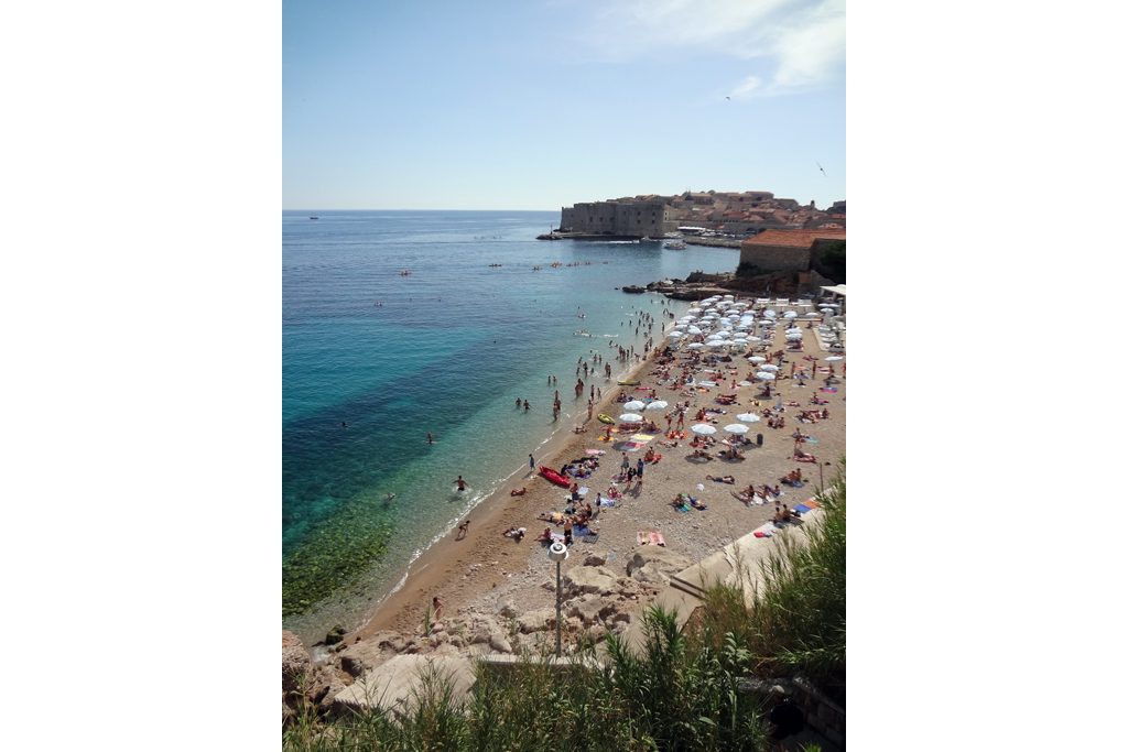 As belas cores do mar Adri&aacute;tico, em <a href="https://Dubrovnik" rel="Dubrovnik" target="_self">Dubrovnik</a>, <a href="https://viajeaqui.abril.com.br/paises/croacia" rel="Cro&aacute;cia" target="_self">Cro&aacute;cia</a>
