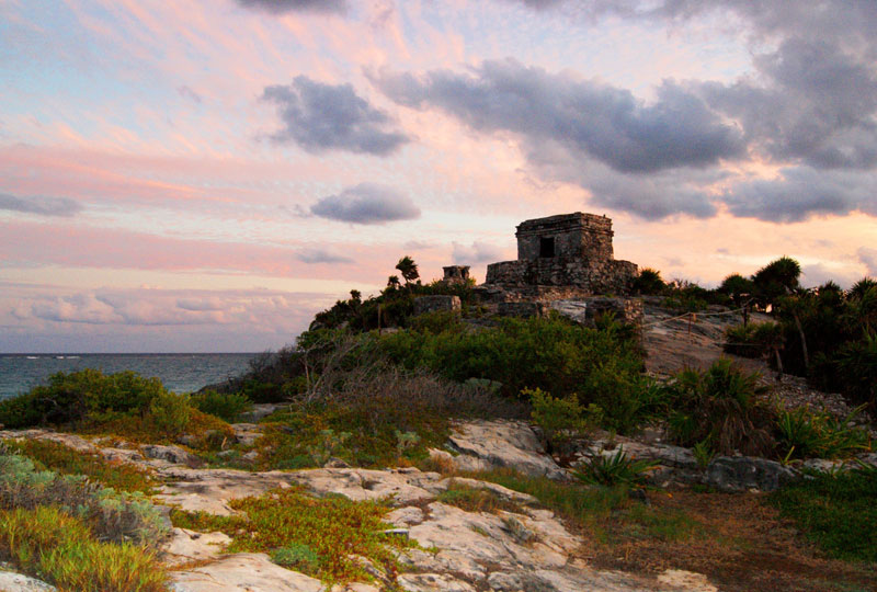 <strong>Tulum</strong><br />Cidade maia com vista para o Mar do Caribe: aqui os amanheceres costumam proporcionar espetáculos inesquecíveis. Em seu tempo foi conhecida como "Zamá", palavra maia que designa "manhã"