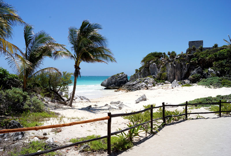 <strong>Tulum</strong><br />Depois de visitar templos e de conhecer a história do local, os visitantes podem tomar um belo banho de mar. Por isso, é importante estar preparado: além de chapéu e protetor solar, leve também toalha e uma troca de roupa na mochila