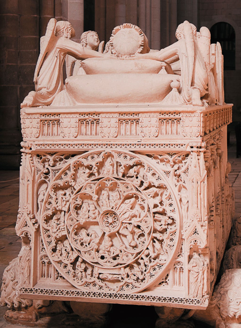 O&nbsp;<strong>t&uacute;mulo de In&ecirc;s de Castro</strong>&nbsp;fica no Mosteiro de Santa Maria, em Alcoba&ccedil;a. A quem n&atilde;o sabe, In&ecirc;s foi&nbsp;protagonista da irresist&iacute;vel hist&oacute;ria de amor do s&eacute;culo 14 contada at&eacute; nos Lus&iacute;adas: seu amor proibido pelo ent&atilde;o pr&iacute;ncipe Pedro (dom Pedro I) lhe rendeu o ex&iacute;lio e, mais tarde, a morte