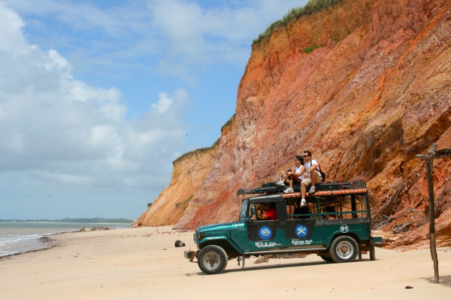 Desde 2010, o acesso até a praia de Carro Quebrado na Barra de Santo Antônio, Alagoas, não depende mais da balsa até a Ilha da Croa: é possível usar a ponte a partir de Barra de Santo Antônio