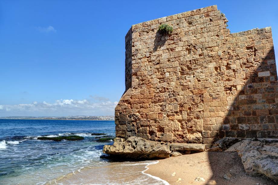 <strong>Tyre Beach, Sur, Líbano</strong>        Está na lista das melhores praias do país, com água morna (ótima para mergulho) e um trecho de areia fina. Muitos de seus visitantes elogiam, sobretudo, aos moradores da região, conhecidos por serem extremamente atenciosos e receptivos        <em><a href="https://www.booking.com/city/lb/sour.pt-br.html?sid=5b28d827ef00573fdd3b49a282e323ef;dcid=4aid=332455&label=viagemabril-as-mais-belas-praias-do-mediterraneo" rel="Veja preços de hotéis em Sur no Booking.com" target="_blank">Veja preços de hotéis em Sur no Booking.com</a></em>