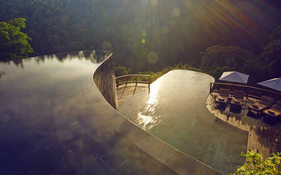 Nadar na piscina desse belo hotel é ter a impressão de se misturar com as árvores que o cercam, que refrescam o clima. Os quartos possuem terraços privados com outras piscinas exclusivas para os hóspedes das <em>villas</em> <a href="https://www.booking.com/hotel/id/ubud-hanging-gardens.pt-br.html?aid=332455&label=viagemabril-as-piscinas-mais-incriveis-do-mundo" target="_blank"><em>Veja os preços do Hanging Gardens Ubud no Booking.com</em></a> Nadar na piscina desse belo hotel é ter a impressão de se misturar com as árvores que o cercam, que refrescam o clima. Os quartos possuem terraços privados com outras piscinas exclusivas para os hóspedes das <em>villas</em> <a href="https://www.booking.com/hotel/id/ubud-hanging-gardens.pt-br.html?aid=332455&label=viagemabril-as-piscinas-mais-incriveis-do-mundo" target="_blank"><em>Veja os preços do Hanging Gardens Ubud no Booking.com</em></a>