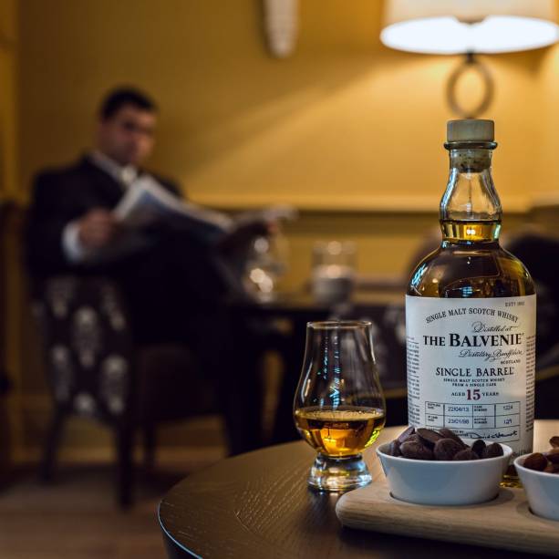 <strong>ESCÓCIA COM LUXO</strong>    Em hotéis cinco-estrelas, as nove noites reservam as três primeiras para o <a href="https://www.roccofortehotels.com/hotels-and-resorts/the-balmoral-hotel/" rel="Balmoral" target="_blank">Balmoral</a> (foto), clássico edimburguense de 1902 com restaurante estrelado Michelin. A boa vida segue em Auchterarder, com duas noites no <a href="https://gleneagles.com/" rel="Gleneagles" target="_blank">Gleneagles</a>, château da década de 1920 cercado por campos de golfe. O nível se mantém nas quatro noites finais entre o <a href="https://www.boath-house.com/" rel="Boath House" target="_blank">Boath House</a>, casarão vitoriano nos arredores de Inverness (a cidade do Lago Ness), e o <a href="https://inverlochycastlehotel.com/" rel="Inverlochy Castle" target="_blank">Inverlochy Castle</a>, castelo do século 19 em Fort William.    <strong>QUANDO:</strong> até setembro    <strong>QUEM LEVA:</strong> <a href="https://teresaperez.com.br/" rel="Teresa Perez" target="_blank">Teresa Perez</a>    <strong>QUANTO:</strong> £ 2 097 (sem aéreo) <strong>ESCÓCIA COM LUXO</strong>    Em hotéis cinco-estrelas, as nove noites reservam as três primeiras para o <a href="https://www.roccofortehotels.com/hotels-and-resorts/the-balmoral-hotel/" rel="Balmoral" target="_blank">Balmoral</a> (foto), clássico edimburguense de 1902 com restaurante estrelado Michelin. A boa vida segue em Auchterarder, com duas noites no <a href="https://gleneagles.com/" rel="Gleneagles" target="_blank">Gleneagles</a>, château da década de 1920 cercado por campos de golfe. O nível se mantém nas quatro noites finais entre o <a href="https://www.boath-house.com/" rel="Boath House" target="_blank">Boath House</a>, casarão vitoriano nos arredores de Inverness (a cidade do Lago Ness), e o <a href="https://inverlochycastlehotel.com/" rel="Inverlochy Castle" target="_blank">Inverlochy Castle</a>, castelo do século 19 em Fort William.    <strong>QUANDO:</strong> até setembro    <strong>QUEM LEVA:</strong> <a href="https://teresaperez.com.br/" rel="Teresa Perez" target="_blank">Teresa Perez</a>    <strong>QUANTO:</strong> £ 2 097 (sem aéreo)