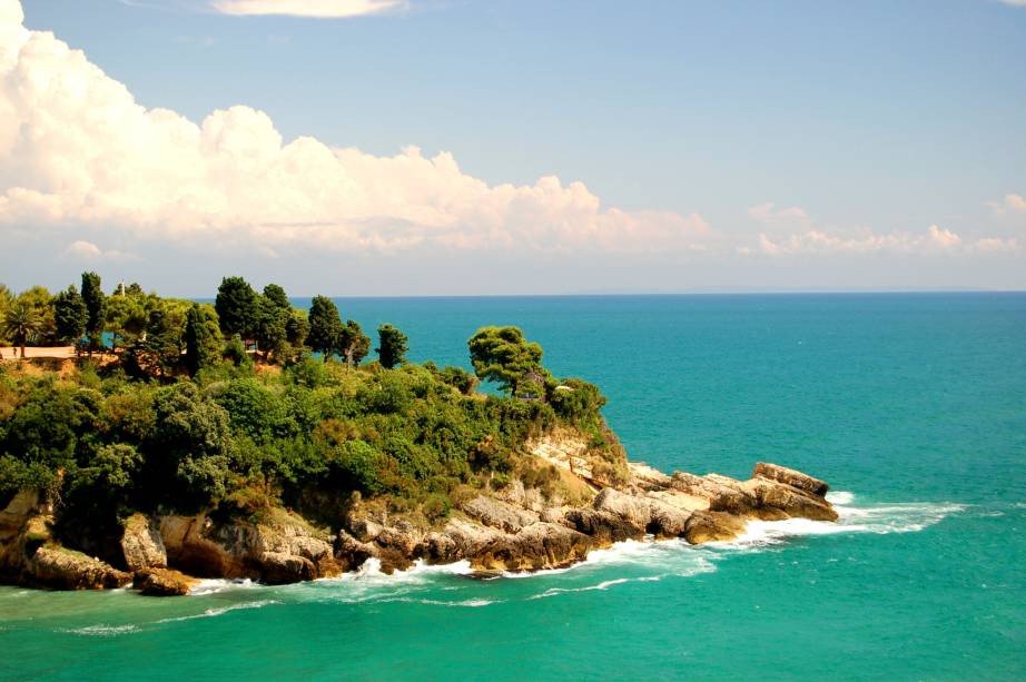 <strong>Ulcinj, Montenegro </strong>        Pedras e seixos marcam presença no lugar, demarcado por águas muito tranquilas e ótimas para mergulho. A região da Old Town é bem conhecida pelo seu penhasco, com belas atrações e boa comida        <em><a href="https://www.booking.com/city/me/ulcinj.pt-br.html?sid=5b28d827ef00573fdd3b49a282e323ef;dcid=4aid=332455&label=viagemabril-as-mais-belas-praias-do-mediterraneo" rel="Veja preços de hotéis em Ulcinj no Booking.com" target="_blank">Veja preços de hotéis em Ulcinj no Booking.com</a></em>