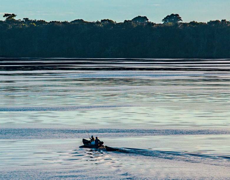 Uma canoinha de nada, nesse Rio Negro que não para, de longas beiras