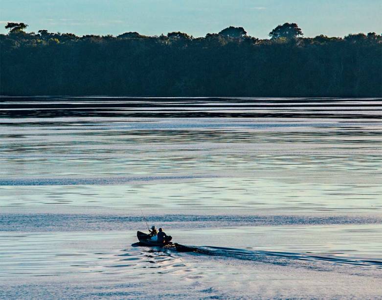 Uma canoinha de nada, nesse Rio Negro que n&atilde;o para, de longas beiras