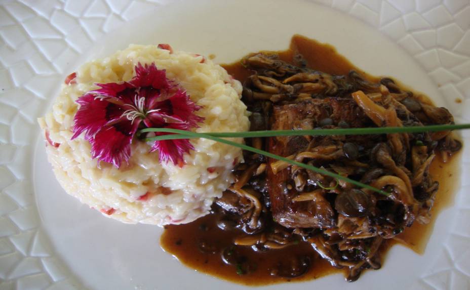 <strong>Cantina Unanimitá (Brasília):</strong> se a sua namorada ou namorado quiser uma boa massa italiana, a cantina Unanimitá, em Brasília pode ser uma boa opção. Especialmente para o dia 12 de junho, o restaurante preparou um cardápio com opções como o<strong> </strong>filé grelhado com molho de shimeji, caldo de ostra, shoyo, teriyaki acompanhado de arroz cremoso de morangos (na foto; R$58,90), o risoto de lascas de salmão grelhado e damasco salpicado de farofa de castanhas e sálvia dourada (R$56,90) e, para adoçar o paladar, morango com calda de nutella e pimenta dedo de moça (R$15,90).<br /> <br /> <strong>Onde:</strong> SHC Sul Conj L, Qd 408 Bl C, Lj 25, Asa Sul, Brasília, DF<br /> <br /> <strong>Horário de funcionamento:</strong> das 19h às 0h <strong>Telefone:</strong> (61) 3244-0666 <strong>Cantina Unanimitá (Brasília):</strong> se a sua namorada ou namorado quiser uma boa massa italiana, a cantina Unanimitá, em Brasília pode ser uma boa opção. Especialmente para o dia 12 de junho, o restaurante preparou um cardápio com opções como o<strong> </strong>filé grelhado com molho de shimeji, caldo de ostra, shoyo, teriyaki acompanhado de arroz cremoso de morangos (na foto; R$58,90), o risoto de lascas de salmão grelhado e damasco salpicado de farofa de castanhas e sálvia dourada (R$56,90) e, para adoçar o paladar, morango com calda de nutella e pimenta dedo de moça (R$15,90).<br /> <br /> <strong>Onde:</strong> SHC Sul Conj L, Qd 408 Bl C, Lj 25, Asa Sul, Brasília, DF<br /> <br /> <strong>Horário de funcionamento:</strong> das 19h às 0h <strong>Telefone:</strong> (61) 3244-0666