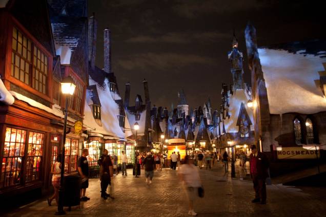 Vila de Hogsmeade no "The Wizarding World of Harry Potter", área do parque temático Islands of Adventure (Universal Resort) Vila de Hogsmeade no "The Wizarding World of Harry Potter", área do parque temático Islands of Adventure (Universal Resort)