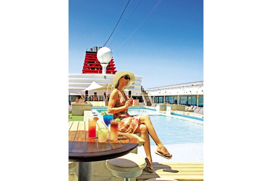 Convés com piscina é um dos locais mais procurados pelos hóspedes Convés com piscina é um dos locais mais procurados pelos hóspedes