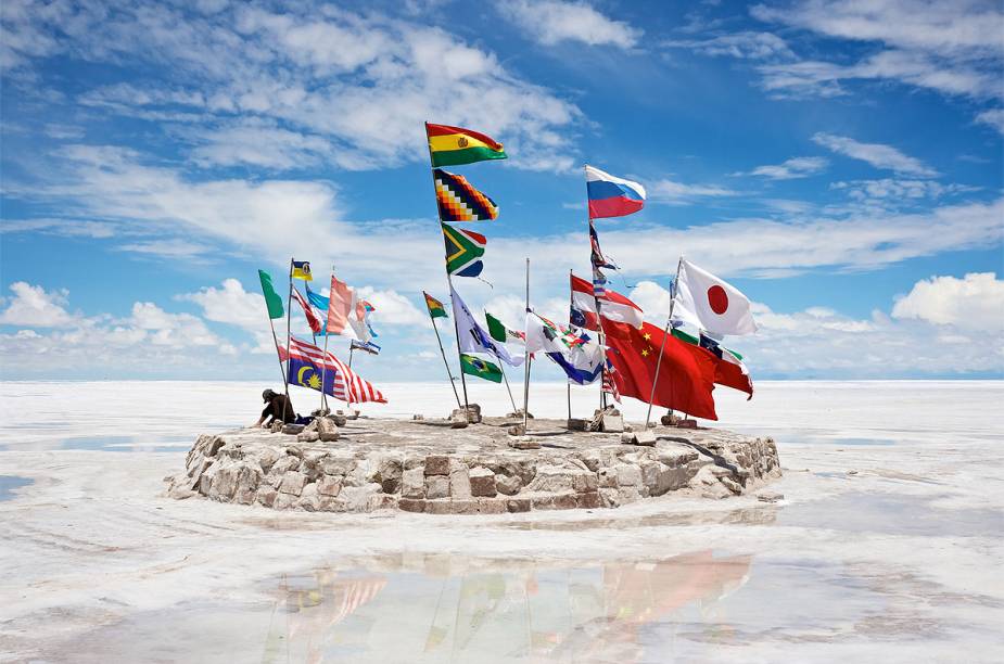 Um dos pontos de parada no Salar do Uyuni é um hotel de sal desativado - ali ficam bandeiras rotas de vários países, deixadas na ilhota improvisada por visitantes do mundo inteiro Um dos pontos de parada no Salar do Uyuni é um hotel de sal desativado - ali ficam bandeiras rotas de vários países, deixadas na ilhota improvisada por visitantes do mundo inteiro