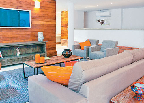 <strong><a href="https://viajeaqui.abril.com.br/estabelecimentos/br-rj-rio-de-janeiro-hospedagem-leblon-spot-design-hostel" rel="Leblon Spot Design Hostel" target="_blank">Leblon Spot Design Hostel</a>, no <a href="https://viajeaqui.abril.com.br/cidades/br-rj-rio-de-janeiro" rel=" Rio de Janeiro" target="_blank">Rio de Janeiro</a> (<a href="https://viajeaqui.abril.com.br/estados/br-rio-de-janeiro" rel="RJ" target="_blank">RJ</a>)</strong> A decoração elegante e o serviço atencioso fazem o Leblon Spot Design Hostel lembrar uma pousada. Não há quartos coletivos mistos, e eles têm decoração clean, bom espaço interno e grandes janelas que arejam os ambientes - mas também há ar condicionado em todos eles. <a href="https://www.booking.com/hotel/br/leblon-spot-design-hostel.pt-br.html?aid=332455&label=viagemabril-hostelsdescolados" rel="BOOKING.COM: veja os preços e faça sua reserva no Leblon Spot" target="_blank">BOOKING.COM: veja os preços e faça sua reserva no Leblon Spot</a> <strong><a href="https://viajeaqui.abril.com.br/estabelecimentos/br-rj-rio-de-janeiro-hospedagem-leblon-spot-design-hostel" rel="Leblon Spot Design Hostel" target="_blank">Leblon Spot Design Hostel</a>, no <a href="https://viajeaqui.abril.com.br/cidades/br-rj-rio-de-janeiro" rel=" Rio de Janeiro" target="_blank">Rio de Janeiro</a> (<a href="https://viajeaqui.abril.com.br/estados/br-rio-de-janeiro" rel="RJ" target="_blank">RJ</a>)</strong> A decoração elegante e o serviço atencioso fazem o Leblon Spot Design Hostel lembrar uma pousada. Não há quartos coletivos mistos, e eles têm decoração clean, bom espaço interno e grandes janelas que arejam os ambientes - mas também há ar condicionado em todos eles. <a href="https://www.booking.com/hotel/br/leblon-spot-design-hostel.pt-br.html?aid=332455&label=viagemabril-hostelsdescolados" rel="BOOKING.COM: veja os preços e faça sua reserva no Leblon Spot" target="_blank">BOOKING.COM: veja os preços e faça sua reserva no Leblon Spot</a>