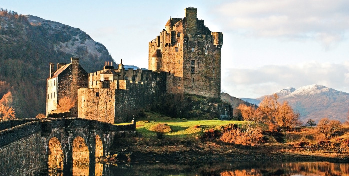 <strong>Escócia com Highlands de bike</strong>    Das nove noites, duas são em <strong><a href="https://viajeaqui.abril.com.br/cidades/escocia-edimburgo" rel="Edimburgo" target="_blank">Edimburgo</a></strong>, no<a href="https://pirieshotel.com" rel=" Piries " target="_blank"> <strong>Piries</strong></a>, uma em Aberdeen, no <a href="https://hilton.com" rel="Hilton Tree Tops" target="_blank"><strong>Hilton Tree Tops</strong></a>, e seis em pousadas das <strong><a href="https://viajeaqui.abril.com.br/cidades/reino-unido-highlands" rel="Highlands" target="_blank">Highlands</a> (foto)</strong>, onde há expedições de bicicleta passando por Glen Tanar, Aboyne, Tomintoul, Newtonmore, Spean Bridge, Fort William... Um carro de apoio e um trailer para as bikes acompanham o percurso.    <strong>QUANDO:</strong> De junho a setembro    <strong>QUEM LEVA:</strong> A <strong><a href="https://pisa.tur.br" rel="Pisa Trekking" target="_blank">Pisa Trekking</a></strong> (11/5052-4085)    <strong>QUANTO:</strong> US$ 5 020