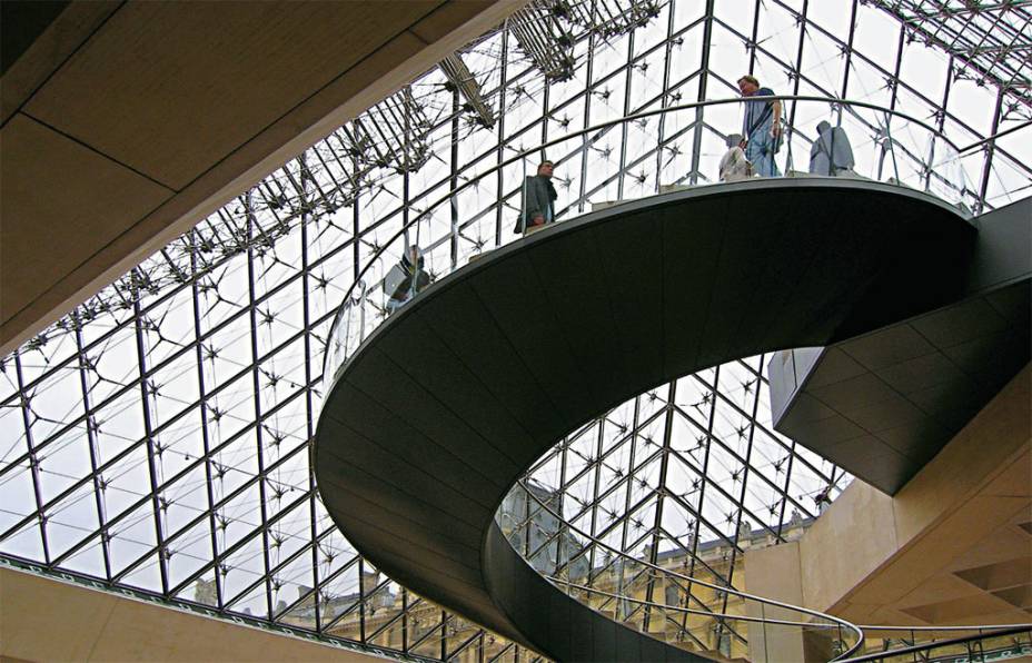 <strong>The Stag’s Head</strong><br />Próximo ao Decano Trinity College, o bar, de 1770, lota de universitários. Bem elegante, o local é sisudo, com muita madeira e bancos de couro. Diz a lenda que a cabeça de cervo empalhada do balcão é de um animal que prendeu a cabeça na porta do pub. <em>(Dame Court, 1, <a href="https://www.stagshead.ie" rel="www.stagshead.ie" target="_blank">www.stagshead.ie</a>)</em> <strong>The Stag’s Head</strong><br />Próximo ao Decano Trinity College, o bar, de 1770, lota de universitários. Bem elegante, o local é sisudo, com muita madeira e bancos de couro. Diz a lenda que a cabeça de cervo empalhada do balcão é de um animal que prendeu a cabeça na porta do pub. <em>(Dame Court, 1, <a href="https://www.stagshead.ie" rel="www.stagshead.ie" target="_blank">www.stagshead.ie</a>)</em>