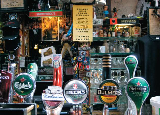<strong>The Brazen Head</strong><br />Em funcionamento desde 1198, o pub mais antigo da Irlanda ganhou fama por causa de frequentadores c&eacute;lebres, como os escritores dublinenses Jonathan Swift e James Joyce. As noites s&atilde;o animadas com m&uacute;sica ao vivo. <em>(Lower Bridge Street, 20, <a href="https://www.brazenhead.com" rel="www.brazenhead.com" target="_blank">www.brazenhead.com</a>)</em>