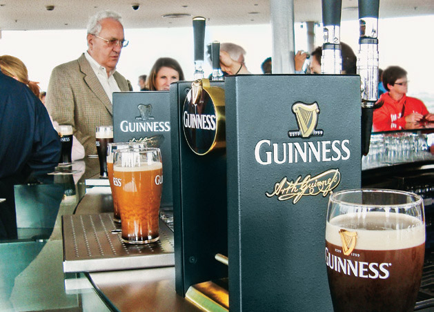 <b>Guinness Storehouse</b><br />No antigo depósito da Guinness há uma caprichada reprodução das instalações e do processo de produção da stout mais famosa do mundo. No último andar do prédio fica o Gravity Bar, com vista de 360º da cidade. <em>(Saint James Gate, <a href="https://www.guinnessstorehouse.com" rel="www.guinnessstorehouse.com" target="_blank">www.guinnessstorehouse.com</a>; € 14)</em> <b>Guinness Storehouse</b><br />No antigo depósito da Guinness há uma caprichada reprodução das instalações e do processo de produção da stout mais famosa do mundo. No último andar do prédio fica o Gravity Bar, com vista de 360º da cidade. <em>(Saint James Gate, <a href="https://www.guinnessstorehouse.com" rel="www.guinnessstorehouse.com" target="_blank">www.guinnessstorehouse.com</a>; € 14)</em>