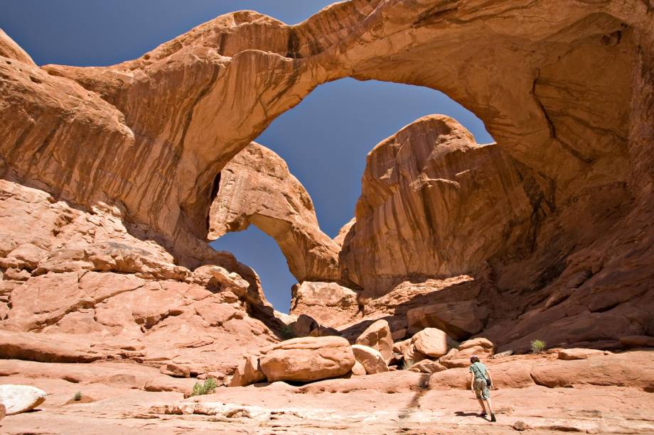 <strong><a href="https://www.nps.gov/arch/index.htm" target="_blank" rel="noopener">Parque Nacional dos Arcos</a>, Utah, Estados Unidos</strong> As regiões desérticas de Utah já serviram até mesmo como cenário de um <a href="https://viajeaqui.abril.com.br/materias/veja-clipes-de-musica-que-usaram-cenarios-reais-nas-gravacoes" target="_self">clipe de Bon Jovi</a>. O parque em questão abriga o maior arco natural do mundo. Todo ano, ele recebe mais de um milhão de visitantes <em><a href="https://www.booking.com/searchresults.pt-br.html?aid=332455&sid=b6bf542626b1a2c7a9951e44506f270a&sb=1&src=searchresults&src_elem=sb&error_url=https%3A%2F%2Fwww.booking.com%2Fsearchresults.pt-br.html%3Faid%3D332455%3Bsid%3Db6bf542626b1a2c7a9951e44506f270a%3Btmpl%3Dsearchresults%3Bac_click_type%3Dg%3Bclass_interval%3D1%3Bdtdisc%3D0%3Bfrom_sf%3D1%3Bgroup_adults%3D2%3Bgroup_children%3D0%3Binac%3D0%3Bindex_postcard%3D0%3Blabel_click%3Dundef%3Bno_rooms%3D1%3Boffset%3D0%3Bplace_id%3DChIJI1JibStsIysRIV_Fm03NqEM%3Bplace_id_lat%3D-25.3444277%3Bplace_id_lon%3D131.0368822%3Bpostcard%3D0%3Braw_dest_type%3Dlandmark%3Broom1%3DA%252CA%3Bsb_price_type%3Dtotal%3Bsearch_selected%3D1%3Bshw_aparth%3D1%3Bslp_r_match%3D0%3Bsrc%3Dsearchresults%3Bsrc_elem%3Dsb%3Bsrpvid%3Dce5882613c2600bc%3Bss%3DUluru%252C%2520Uluru-Kata%2520Tjuta%2520National%2520Park%252C%2520Petermann%2520NT%252C%2520Australia%3Bss_all%3D0%3Bss_raw%3DUluru-Kata%2520Tjuta%2520national%2520park%3Bssb%3Dempty%3Bsshis%3D0%3Bssne%3DAlasca%3Bssne_untouched%3DAlasca%3Btop_ufis%3D1%26%3B&ss=Arches+National+Park%2C+USA&is_ski_area=&ssne=Uluru%2C+Uluru-Kata+Tjuta+National+Park%2C+Petermann+NT%2C+Australia&ssne_untouched=Uluru%2C+Uluru-Kata+Tjuta+National+Park%2C+Petermann+NT%2C+Australia&checkin_monthday=&checkin_month=&checkin_year=&checkout_monthday=&checkout_month=&checkout_year=&group_adults=2&group_children=0&no_rooms=1&from_sf=1&ss_raw=arches+national+park&ac_position=0&ac_langcode=en&ac_click_type=b&dest_id=6545&dest_type=region&place_id_lat=38.55191&place_id_lon=-109.523183&search_pageview_id=ce5882613c2600bc&search_selected=true&region_type=free_region&search_pageview_id=ce5882613c2600bc&ac_suggestion_list_length=5&ac_suggestion_theme_list_length=0" target="_blank" rel="noopener">Veja preços de hotéis em Utah no Booking.com</a></em>