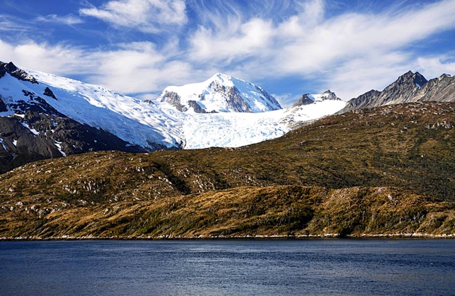 <a href="https://viajeaqui.abril.com.br/cidades/ar-ushuaia" rel="USHUAIA" target="_blank"><strong>USHUAIA</strong></a>A localização bem austral garante ao complexo argentino uma das temporadas de esqui mais longas do Hemisfério Sul, com neve em abundância até outubro. A hotelaria acessível e a baixa altitude da montanha, com oxigênio de sobra, também contribuem para o sucesso do destino entre os iniciantes. Nesse tour, as sete noites no <a href="https://cilenedelfaro.com/" rel="Cilene del Faro" target="_blank">Cilene del Faro</a>, no Centro da cidade, incluem todos os traslados.<strong>QUANDO:</strong> Em outubro<strong>QUEM LEVA: </strong>A<a href="https://interpoint.com.br/" rel=" Interpoint " target="_blank"> Interpoint </a><strong>QUANTO: </strong>desde US$ 932 <a href="https://viajeaqui.abril.com.br/cidades/ar-ushuaia" rel="USHUAIA" target="_blank"><strong>USHUAIA</strong></a>A localização bem austral garante ao complexo argentino uma das temporadas de esqui mais longas do Hemisfério Sul, com neve em abundância até outubro. A hotelaria acessível e a baixa altitude da montanha, com oxigênio de sobra, também contribuem para o sucesso do destino entre os iniciantes. Nesse tour, as sete noites no <a href="https://cilenedelfaro.com/" rel="Cilene del Faro" target="_blank">Cilene del Faro</a>, no Centro da cidade, incluem todos os traslados.<strong>QUANDO:</strong> Em outubro<strong>QUEM LEVA: </strong>A<a href="https://interpoint.com.br/" rel=" Interpoint " target="_blank"> Interpoint </a><strong>QUANTO: </strong>desde US$ 932