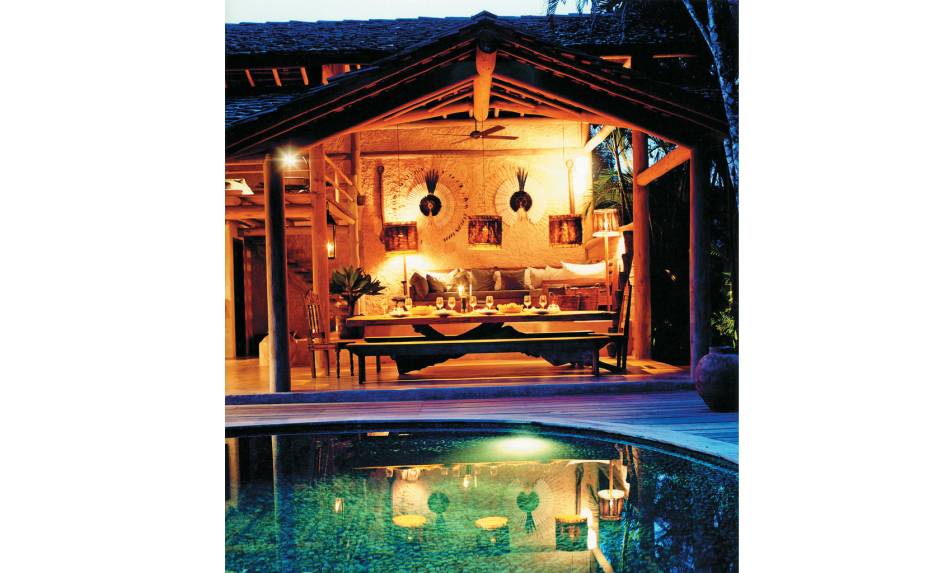 <strong><a href="https://viajeaqui.abril.com.br/estabelecimentos/br-ba-trancoso-hospedagem-uxua" rel="Uxua">Uxua</a> – <a href="https://viajeaqui.abril.com.br/cidades/br-ba-trancoso" rel="Trancoso (BA)">Trancoso (BA)</a></strong><br /> <br /> Antigas casas de pescadores foram restauradas para dar lugar aos quartos deste hotel. Numa bela combinação entre rústico e moderno, os quartos têm docks para iPod e móveis de madeira de demolição. Fica no Quadrado, onde estão as lojinhas e restaurantes da vila. <strong><a href="https://viajeaqui.abril.com.br/estabelecimentos/br-ba-trancoso-hospedagem-uxua" rel="Uxua">Uxua</a> – <a href="https://viajeaqui.abril.com.br/cidades/br-ba-trancoso" rel="Trancoso (BA)">Trancoso (BA)</a></strong><br /> <br /> Antigas casas de pescadores foram restauradas para dar lugar aos quartos deste hotel. Numa bela combinação entre rústico e moderno, os quartos têm docks para iPod e móveis de madeira de demolição. Fica no Quadrado, onde estão as lojinhas e restaurantes da vila.