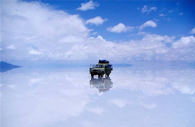 <a href="https://www.adventureclub.com.br/" rel="ADVENTURE CLUB" target="_blank"><strong>ADVENTURE CLUB</strong></a> <strong>O QUE ELA FAZ POR VOCÊ</strong> Leva aos highlights de Uyuni, na <a href="https://viajeaqui.abril.com.br/paises/bolivia" rel="Bolívia" target="_blank">Bolívia</a>. <strong>PACOTE</strong> Maior deserto de sal do mundo, o boliviano <a href="https://viajeaqui.abril.com.br/cidades/bolivia-uyuni/" rel="Salar de Uyuni" target="_blank">Salar de Uyuni</a> tem planícies brancas surreais. Na época das chuvas, até março, os espelhos-d’água (foto) refletem o céu a ponto de fundir o cenário no horizonte. Neste pacote, as sete noites entre <a href="https://viajeaqui.abril.com.br/cidades/bolivia-la-paz" rel="La Paz" target="_blank">La Paz</a>, Ojo de Perdiz e Colchani, em hotéis midscale com todos os aéreos, incluem passeios ao Deserto de Siloli, à Laguna Colorada e à Ilha Incahuasi, na beira do salar. A oitava noite é em <a href="https://viajeaqui.abril.com.br/cidades/chile-santiago" rel="Santiago do Chile" target="_blank">Santiago do Chile</a>. Custa US$ 4185. <a href="https://www.adventureclub.com.br/" rel="ADVENTURE CLUB" target="_blank"><strong>ADVENTURE CLUB</strong></a> <strong>O QUE ELA FAZ POR VOCÊ</strong> Leva aos highlights de Uyuni, na <a href="https://viajeaqui.abril.com.br/paises/bolivia" rel="Bolívia" target="_blank">Bolívia</a>. <strong>PACOTE</strong> Maior deserto de sal do mundo, o boliviano <a href="https://viajeaqui.abril.com.br/cidades/bolivia-uyuni/" rel="Salar de Uyuni" target="_blank">Salar de Uyuni</a> tem planícies brancas surreais. Na época das chuvas, até março, os espelhos-d’água (foto) refletem o céu a ponto de fundir o cenário no horizonte. Neste pacote, as sete noites entre <a href="https://viajeaqui.abril.com.br/cidades/bolivia-la-paz" rel="La Paz" target="_blank">La Paz</a>, Ojo de Perdiz e Colchani, em hotéis midscale com todos os aéreos, incluem passeios ao Deserto de Siloli, à Laguna Colorada e à Ilha Incahuasi, na beira do salar. A oitava noite é em <a href="https://viajeaqui.abril.com.br/cidades/chile-santiago" rel="Santiago do Chile" target="_blank">Santiago do Chile</a>. Custa US$ 4185.