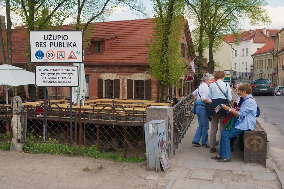 Turistas na entrada de Uzupis, que em sua constituição diz que "todo mundo tem o direito de ser feliz" e também que "todo mundo também tem o direito de ser infeliz" Turistas na entrada de Uzupis, que em sua constituição diz que "todo mundo tem o direito de ser feliz" e também que "todo mundo também tem o direito de ser infeliz"