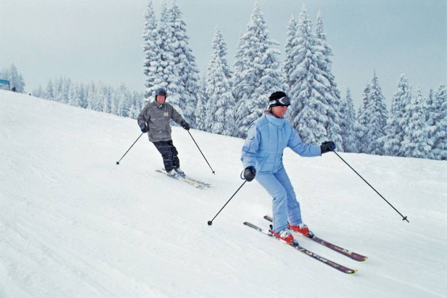 <strong>VAIL</strong>Namorar debaixo de cobertores diante da lareira, caminhar em uma vila com pinta de europeia, bebericar em bares e cafés charmosos, comer muito bem usando pantufas. E ainda aproveitar a mecado esqui das Montanhas Rochosas, que tem as pistas mais perfeitas dos Estados Unidos. Tudo isso você pode em Vail, no Colorado.Para muita gente (toda apopulação brasileira?), romance é também sinônimo de neve. Depois de um dia inteiro de esqui, há algo mais apropriado para o amor do que o quarto do seu resort? Não se preocupe se não souber esquiar, pois em Vail há pistas para todos, desde iniciantes até experts. No après-ski, pode-se almoçar em restaurantes aconchegantes próximos às pistaspara observar o movimento e jantar em locais chiquérrimos com menu de primeira. E, de quebra, ainda fazer umas comprinhas nas lojas de luxo das vilas e no outlet de Silverthorne, a 30 minutos dali.Para dormir em quartos superacolhedores, rume para o <a href="https://arrabelle.rockresorts.com/default.asp" rel="The Arrabelle at Vail Square" target="_blank"><strong>The Arrabelle at Vail Square</strong></a>. Lá você pode aquecer o corpo na sauna ou na hidro do spa e desfutar da happy hour no bar. Outra boa opção de hospedagem é o grande complexo <a href="https://www.vailcascade.com/" rel="Vail Cascade Hotel & Club" target="_blank"><strong>Vail Cascade Hotel & Club</strong></a>, que tem apartamentos e chalés com uma bonita vista para as montanhas, um dos maiores spas da cidade e três restaurantes, incluindo uma pizzaria. <strong>VAIL</strong>Namorar debaixo de cobertores diante da lareira, caminhar em uma vila com pinta de europeia, bebericar em bares e cafés charmosos, comer muito bem usando pantufas. E ainda aproveitar a mecado esqui das Montanhas Rochosas, que tem as pistas mais perfeitas dos Estados Unidos. Tudo isso você pode em Vail, no Colorado.Para muita gente (toda apopulação brasileira?), romance é também sinônimo de neve. Depois de um dia inteiro de esqui, há algo mais apropriado para o amor do que o quarto do seu resort? Não se preocupe se não souber esquiar, pois em Vail há pistas para todos, desde iniciantes até experts. No après-ski, pode-se almoçar em restaurantes aconchegantes próximos às pistaspara observar o movimento e jantar em locais chiquérrimos com menu de primeira. E, de quebra, ainda fazer umas comprinhas nas lojas de luxo das vilas e no outlet de Silverthorne, a 30 minutos dali.Para dormir em quartos superacolhedores, rume para o <a href="https://arrabelle.rockresorts.com/default.asp" rel="The Arrabelle at Vail Square" target="_blank"><strong>The Arrabelle at Vail Square</strong></a>. Lá você pode aquecer o corpo na sauna ou na hidro do spa e desfutar da happy hour no bar. Outra boa opção de hospedagem é o grande complexo <a href="https://www.vailcascade.com/" rel="Vail Cascade Hotel & Club" target="_blank"><strong>Vail Cascade Hotel & Club</strong></a>, que tem apartamentos e chalés com uma bonita vista para as montanhas, um dos maiores spas da cidade e três restaurantes, incluindo uma pizzaria.
