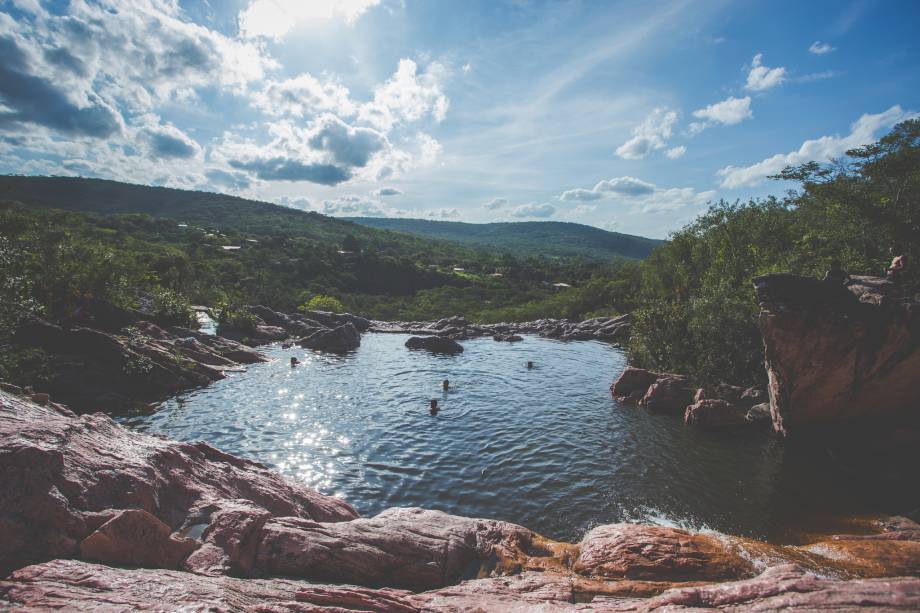 <strong>13. Caminhada pelo Vale do Capão </strong>A cidade em si tem atmosfera meio hippie e dela partem trekkings difíceis e belos pelo Vale do Paty (somente com guia, que pode ser contratado na cidade mesmo).<a href="https://www.booking.com/searchresults.pt-br.html?aid=332455&sid=8118a1a04f2fb6081078124dc7c2384f&sb=1&src=searchresults&src_elem=sb&error_url=https%3A%2F%2Fwww.booking.com%2Fsearchresults.pt-br.html%3Faid%3D332455%3Bsid%3D8118a1a04f2fb6081078124dc7c2384f%3Bclass_interval%3D1%3Bdest_id%3D-646477%3Bdest_type%3Dcity%3Bdtdisc%3D0%3Bfrom_sf%3D1%3Bgroup_adults%3D2%3Bgroup_children%3D0%3Binac%3D0%3Bindex_postcard%3D0%3Blabel_click%3Dundef%3Bno_rooms%3D1%3Boffset%3D0%3Bpostcard%3D0%3Braw_dest_type%3Dcity%3Broom1%3DA%252CA%3Bsb_price_type%3Dtotal%3Bsearch_selected%3D1%3Bsrc%3Dindex%3Bsrc_elem%3Dsb%3Bss%3DIgatu%252C%2520%25E2%2580%258BBahia%252C%2520%25E2%2580%258BBrasil%3Bss_all%3D0%3Bss_raw%3DIgatu%3Bssb%3Dempty%3Bsshis%3D0%26%3B&ss=Vale+do+Cap%C3%A3o%2C+Bahia%2C+Brasil&is_ski_area=&ssne=Igatu&ssne_untouched=Igatu&city=-646477&checkin_monthday=&checkin_month=&checkin_year=&checkout_monthday=&checkout_month=&checkout_year=&no_rooms=1&group_adults=2&group_children=0&b_h4u_keep_filters=&from_sf=1&ss_raw=Vale+do+&ac_position=0&ac_langcode=xb&dest_id=900050209&dest_type=city&place_id_lat=-12.60937&place_id_lon=-41.500233&search_pageview_id=8e738a17fe1c0014&search_selected=true&search_pageview_id=8e738a17fe1c0014&ac_suggestion_list_length=5&ac_suggestion_theme_list_length=0" target="_blank" rel="noopener"> <em>Busque hospedagens no Vale do Capão</em></a>