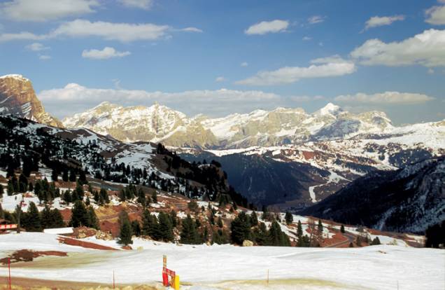 <strong>Val Gardena</strong>Encastelada sobre os setentrionais picos nevados das Dolomitas, a região do Alto Ádige, na fronteira com Suíça e Áustria, é chamada Selva di Val Gardena. Muita beleza natural, pistas de esqui que permanecem abertas por longos períodos, e típicos pequenos e aconchegantes hotéis de montanha conferem um charme especial a este pedaço da Itália. <strong>Val Gardena</strong>Encastelada sobre os setentrionais picos nevados das Dolomitas, a região do Alto Ádige, na fronteira com Suíça e Áustria, é chamada Selva di Val Gardena. Muita beleza natural, pistas de esqui que permanecem abertas por longos períodos, e típicos pequenos e aconchegantes hotéis de montanha conferem um charme especial a este pedaço da Itália.