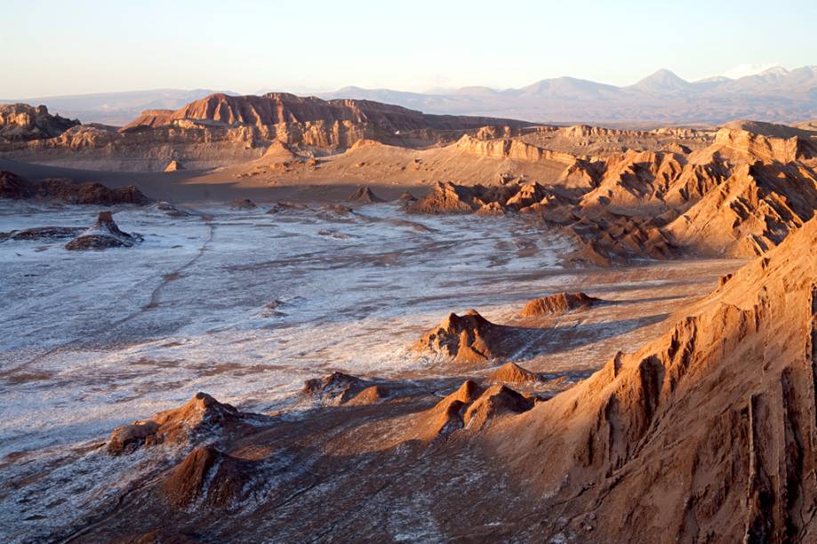 Um dos passeios mais populares no deserto do Atacama é o <a href="https://viajeaqui.abril.com.br/estabelecimentos/chile-san-pedro-de-atacama-atracao-valle-de-la-luna-e-valle-de-la-muerte">Vale da Lua</a>, uma região que fica na Cordilheira de Sal, a 17 quilômetros de San Pedro. Não há como não se impressionar com as formações de areia, sal e rochas, esculpidas pela ação do vento e das águas, numa região que já foi o fundo do mar. A maioria das pessoas embarca em passeios oferecidos pelas agências de San Pedro para chegar até aqui, mas é possível fazer o passeio de bicicleta, já que o trajeto não é difícil. Os turistas fazem caminhadas curtas para apreciar a paisagem, mas há diversas áreas com restrição de acesso, pois a Nasa realiza estudos de uma bactéria que sobrevive neste inóspito terreno Um dos passeios mais populares no deserto do Atacama é o <a href="https://viajeaqui.abril.com.br/estabelecimentos/chile-san-pedro-de-atacama-atracao-valle-de-la-luna-e-valle-de-la-muerte">Vale da Lua</a>, uma região que fica na Cordilheira de Sal, a 17 quilômetros de San Pedro. Não há como não se impressionar com as formações de areia, sal e rochas, esculpidas pela ação do vento e das águas, numa região que já foi o fundo do mar. A maioria das pessoas embarca em passeios oferecidos pelas agências de San Pedro para chegar até aqui, mas é possível fazer o passeio de bicicleta, já que o trajeto não é difícil. Os turistas fazem caminhadas curtas para apreciar a paisagem, mas há diversas áreas com restrição de acesso, pois a Nasa realiza estudos de uma bactéria que sobrevive neste inóspito terreno