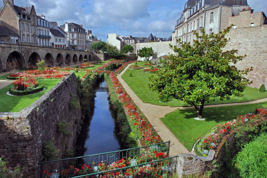 <strong>Vannes</strong>                                    Entre muralhas medievais e catedrais góticas, belos jardins coloridos descortinam. Isso acontece principalmente porque a cidade de Vannes tem um grande cuidado com a natureza, através programas de conscientização ecológica, com o intuito de reforçar a qualidade de vida de seus habitantes 