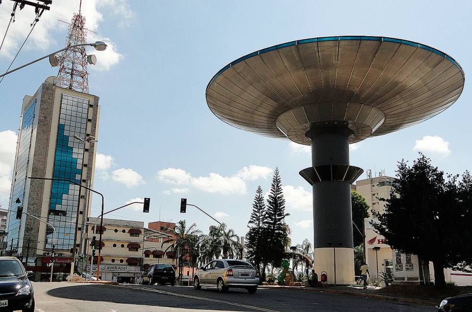 <strong>2. Grande Monumento de <a href="https://viajeaqui.abril.com.br/cidades/br-mg-varginha" rel="Varginha" target="_self">Varginha</a>, <a href="https://viajeaqui.abril.com.br/estados/br-minas-gerais" rel="Minas Gerais" target="_self">Minas Gerais</a></strong>    As lendas em torno das apari&ccedil;&otilde;es de seres extraterrestres colocaram a cidade na <a href="https://viajeaqui.abril.com.br/materias/misticos-hippies-e-rusticos-viaje-pelos-lugares-mais-roots-do-brasil" rel="rota de um turismo doid&atilde;o" target="_blank">rota de um turismo doid&atilde;o</a>. Por todo lugar, &eacute; poss&iacute;vel se deparar com est&aacute;tuas e esculturas de ETs de gosto duvidoso, a maior parte deles localizado ao lado da gigantesca (e horrorosa) caixa d&aacute;gua em formato de uma nave espacial. Isso, &eacute; claro, n&atilde;o foi impedimento pra moradores e visitantes da cidade mineira criarem um certo carinho e afei&ccedil;&atilde;o pelo monumento    <a href="https://viajeaqui.abril.com.br/materias/misticos-hippies-e-rusticos-viaje-pelos-lugares-mais-roots-do-brasil" rel="+&nbsp;M&iacute;sticos, hippies e r&uacute;sticos: viaje pelos lugares mais roots do Brasil" target="_blank"><strong>+&nbsp;M&iacute;sticos, hippies e r&uacute;sticos: viaje pelos lugares mais roots do Brasil</strong></a>