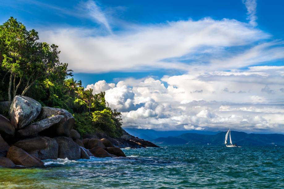 Na <strong>Praia da Feiticeira</strong>, em <strong>Ilhabela (SP)</strong>, não há bares, restaurantes ou barracas de praia; e mesmo assim, sua faixa de areia de 250 metros fica abarrotada de gente no verão