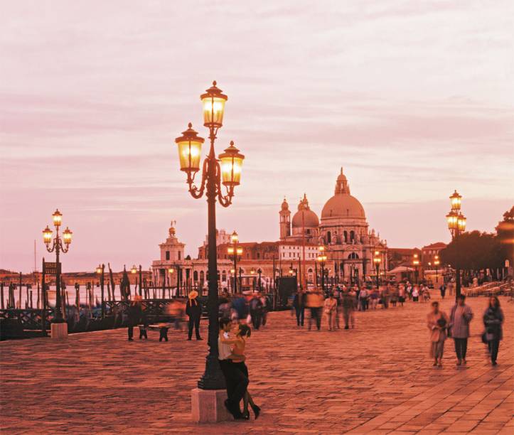 <a href="https://viajeaqui.abril.com.br/cidades/italia-veneza" rel="VENEZA" target="_self"><strong>VENEZA</strong></a>Muito piegas dizer que Veneza é um eterno romance? Pois a gente segura o clichê. Construída sobre estacas fincadas há quase 1.600 anos numa laguna do Mar Adriático, Veneza arranca suspiros dos 12 milhões de visitantes anuais. Parece que é tudo feito para acolher os amantes. Passear de gôndola é apaixonante – e inevitável. Além disso, nada melhor do que namorar e ver o movimento nos bares da Piazza San Marco, logo depois de visitar a gloriosa Basílica e admirar a Ponte Rialto.Vale também caminhar ali sob a luz do nascer do sol, que, além de uma bela experiência visual, é uma rara ocasião em que você pode ter a praça só para você. Se não der para ficar no hotel <a href="https://www.danielihotelvenice.com/" rel="Danieli" target="_blank"><strong>Danieli</strong></a>, um palazzo reformado do século 14, tome ao menos o chá da tarde no restaurante do terraço, com vista para os canais e ilhotas como Giudecca e San Giorno.Para respirar cultura, confira um pouco de arte moderna no museu <a href="https://www.guggenheim-venice.it/" rel="Peggy Guggenheim" target="_blank"><strong>Peggy Guggenheim</strong></a> e assista a um concerto no <a href="https://www.teatrolafenice.it/site/index.php?lingua=eng" rel="Teatro La Fenice" target="_blank"><strong>Teatro La Fenice</strong></a>, de 1836, para ouvir Giuseppe Verdi em sua terra natal. Veneza também é lugar para comer muitíssimo bem, comono estrelado <a href="https://www.dafiore.net/" rel="Osteria Da Fiore" target="_blank"><strong>Osteria Da Fiore</strong></a>. Entre um programa e outro, perca-se por ruas, vielas, becos. Em Veneza, até um trivial alagamento é romântico. <a href="https://viajeaqui.abril.com.br/cidades/italia-veneza" rel="VENEZA" target="_self"><strong>VENEZA</strong></a>Muito piegas dizer que Veneza é um eterno romance? Pois a gente segura o clichê. Construída sobre estacas fincadas há quase 1.600 anos numa laguna do Mar Adriático, Veneza arranca suspiros dos 12 milhões de visitantes anuais. Parece que é tudo feito para acolher os amantes. Passear de gôndola é apaixonante – e inevitável. Além disso, nada melhor do que namorar e ver o movimento nos bares da Piazza San Marco, logo depois de visitar a gloriosa Basílica e admirar a Ponte Rialto.Vale também caminhar ali sob a luz do nascer do sol, que, além de uma bela experiência visual, é uma rara ocasião em que você pode ter a praça só para você. Se não der para ficar no hotel <a href="https://www.danielihotelvenice.com/" rel="Danieli" target="_blank"><strong>Danieli</strong></a>, um palazzo reformado do século 14, tome ao menos o chá da tarde no restaurante do terraço, com vista para os canais e ilhotas como Giudecca e San Giorno.Para respirar cultura, confira um pouco de arte moderna no museu <a href="https://www.guggenheim-venice.it/" rel="Peggy Guggenheim" target="_blank"><strong>Peggy Guggenheim</strong></a> e assista a um concerto no <a href="https://www.teatrolafenice.it/site/index.php?lingua=eng" rel="Teatro La Fenice" target="_blank"><strong>Teatro La Fenice</strong></a>, de 1836, para ouvir Giuseppe Verdi em sua terra natal. Veneza também é lugar para comer muitíssimo bem, comono estrelado <a href="https://www.dafiore.net/" rel="Osteria Da Fiore" target="_blank"><strong>Osteria Da Fiore</strong></a>. Entre um programa e outro, perca-se por ruas, vielas, becos. Em Veneza, até um trivial alagamento é romântico.