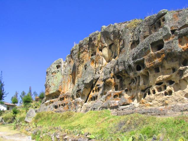 Partindo de Cajamarca, são oito quilômetros que conduzem até o impressionante sítio arqueológico, repleto de ruínas datadas dos séculos 50 a.C. e 500 d.C, período no qual a cultura Wari, típica dos Andes, foi desenvolvida. Por aqui, é possível encontrar criptas que serviam como recinto funerário dos povos que aqui habitavam. Rochas talhadas estão no caminho do visitante que percorre a região Partindo de Cajamarca, são oito quilômetros que conduzem até o impressionante sítio arqueológico, repleto de ruínas datadas dos séculos 50 a.C. e 500 d.C, período no qual a cultura Wari, típica dos Andes, foi desenvolvida. Por aqui, é possível encontrar criptas que serviam como recinto funerário dos povos que aqui habitavam. Rochas talhadas estão no caminho do visitante que percorre a região