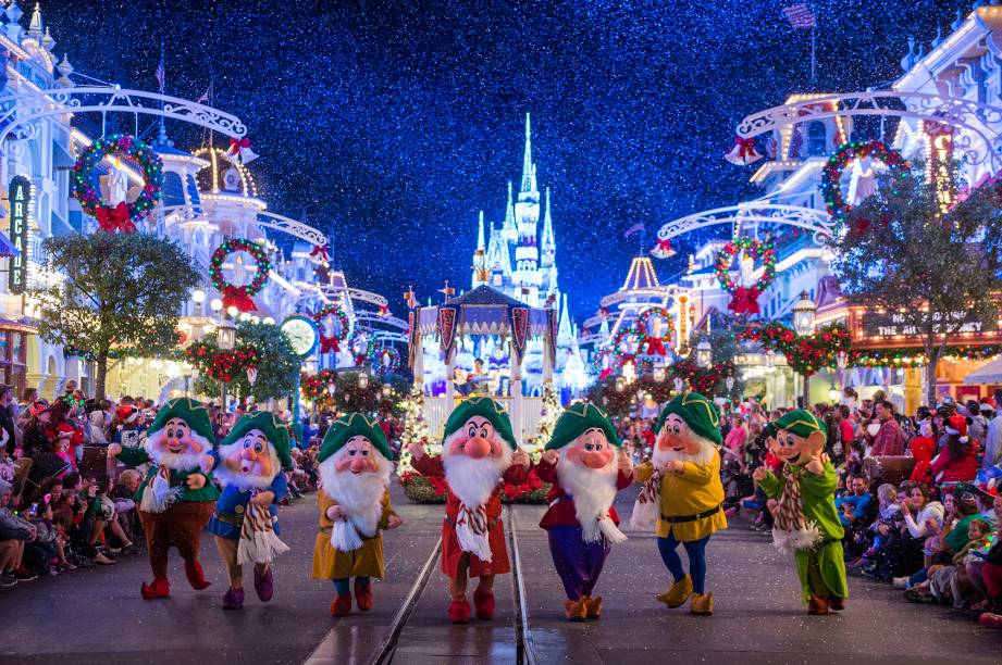 <a href="https://viajeaqui.abril.com.br/cidades/estados-unidos-orlando" rel="Walt Disney World - Orlando, EUA" target="_blank"><strong>Walt Disney World&nbsp;</strong></a><a href="https://viajeaqui.abril.com.br/cidades/estados-unidos-orlando" rel="Walt Disney World - Orlando, EUA" target="_blank"><strong>&ndash;</strong></a><strong>&nbsp;Orlando, EUA </strong>Parece imposs&iacute;vel, mas os parques da Disney se tornam ainda mais m&aacute;gicos &agrave;s v&eacute;speras do Natal. A decora&ccedil;&atilde;o fica incrivelmente mais colorida e iluminada (tem at&eacute; neve fict&iacute;cia caindo), a trilha &eacute; personalizada para as festividades de final de ano, os personagens usam figurino natalino e a programa&ccedil;&atilde;o de shows muda, com apresenta&ccedil;&otilde;es cem por cento dedicadas &aacute; essa &eacute;poca do ano<a href="https://www.booking.com/city/us/orlando.pt-br.html?aid=332455&label=viagemabril-natal" rel="Veja hot&eacute;is em Orlando no booking.com" target="_blank"><em>Veja hot&eacute;is em Orlando no Booking.com</em></a>