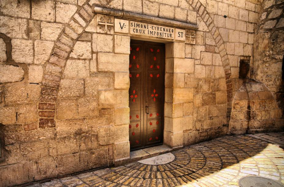 <a href="https://viajeaqui.abril.com.br/estabelecimentos/israel-jerusalem-atracao-via-dolorosa" rel="Via Dolorosa" target="_blank"><strong>Via Dolorosa</strong></a> (local sagrado para o cristianismo)Na sequência, as marcações relembram o carregamento da cruz após Cristo ter sido açoitado; a primeira queda; o encontro com Maria; a ordem dos soldados para Simão Cirineu conduzir a cruz; o encontro com Verônica, que enxuga as lágrimas de Jesus, e a segunda queda; o consolo às mulheres de Jerusalém; a terceira queda; e os momentos em que é despido, pregado à cruz, morto e dela retirado. A última estação é o Santo Sepulcro, dentro da igreja (circulação livre)