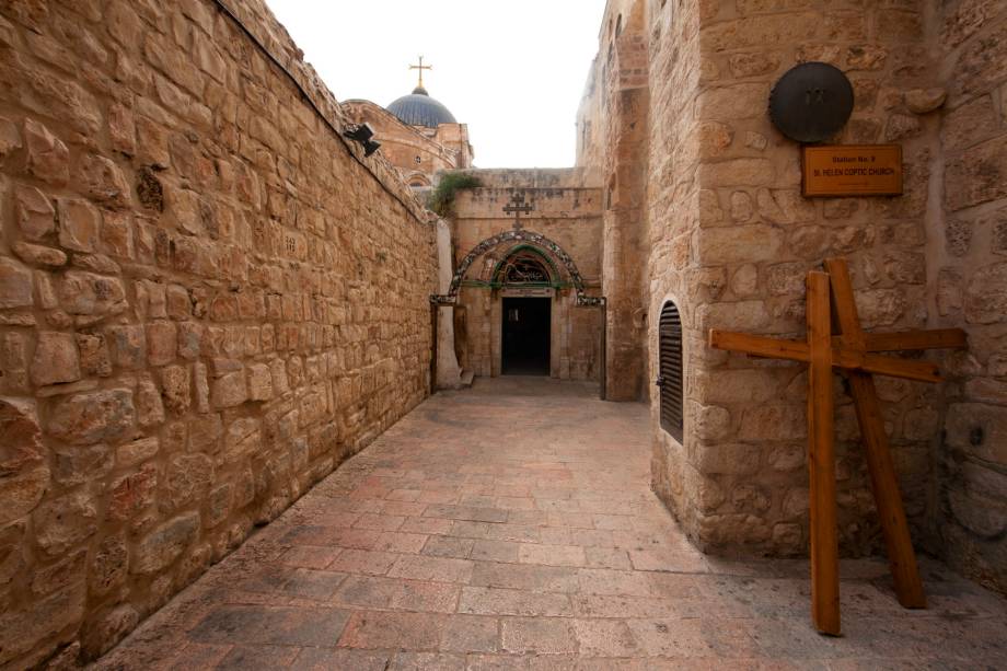 <a href="https://viajeaqui.abril.com.br/estabelecimentos/israel-jerusalem-atracao-via-dolorosa" rel="Via Dolorosa" target="_blank"><strong>Via Dolorosa</strong></a> (local sagrado para o cristianismo)A Via Dolorosa (ou Via Crúcis) é o suposto caminho dos passos finais de Cristo até a crucificação. Em um total de 14 estações, cortando o bairro muçulmano da Cidade Velha, o percurso é repetido por fiéis, embora não existam bases históricas que certifiquem o trajeto. Pequenos monumentos ou placas identificam as estações. Uma escola muçulmana marca a primeira – a fortaleza romana na qual Cristo foi condenado. De lá, monges franciscanos saem em procissão todas as sextas-feiras