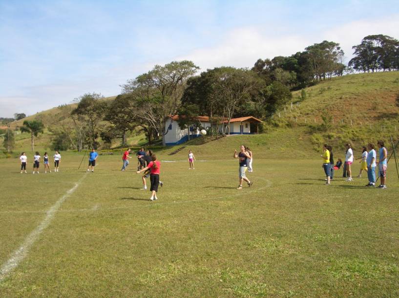 <strong>Acampamento Turma dos Leões - Bragança Paulista, SP</strong>O Acampamento Turma dos Leões, em Bragança Paulista, no interior de São Paulo, recebe crianças e jovens de 4 a 16 anos na temporada de férias. Apesar de contar com outras duas unidades – Cantareira e Serra Negra, apenas a unidade de Bragança promove o evento.<br /><br />São muitas atrações, como uma tirolesa de 90 metros, tobogã de sabão, canoas para passear pelo lago, entre outras. A atração de 2012 é a Bug’s Life Expedition, em que os campistas interessados, geralmente os mais novos, caminham pelo acampamento a procura de insetos para conhecer seus hábitos, nomes e do que se alimentam.<br /><br />Pacotes:<br />São três pacotes, de cinco, sete e dez dias. Entre 16 e 20 de julho (cinco dias), custa R$ 625 – parceláveis em três vezes –, de 16 a 22 (sete dias), o valor é R$ 875 – também pode ser parcelado em três vezes –, e entre 16 e 25 de julho (10 dias), R$ 1.180 – que podem ser divididos em até quatro vezes. Irmãos tem 5% de desconto na segunda inscrição.<br /><br />Mais informações:<br />Telefone: (11) 3482-8032, 2089-0268, 7806-2555<br />E-mail: <a href="https://leoes@vialeoes.com.br" rel="leoes@vialeoes.com.br" target="_blank">leoes@vialeoes.com.br</a><br />Site: <a href="https://www.vialeoes.com.br" rel="www.vialeoes.com.br" target="_blank">www.vialeoes.com.br</a> 