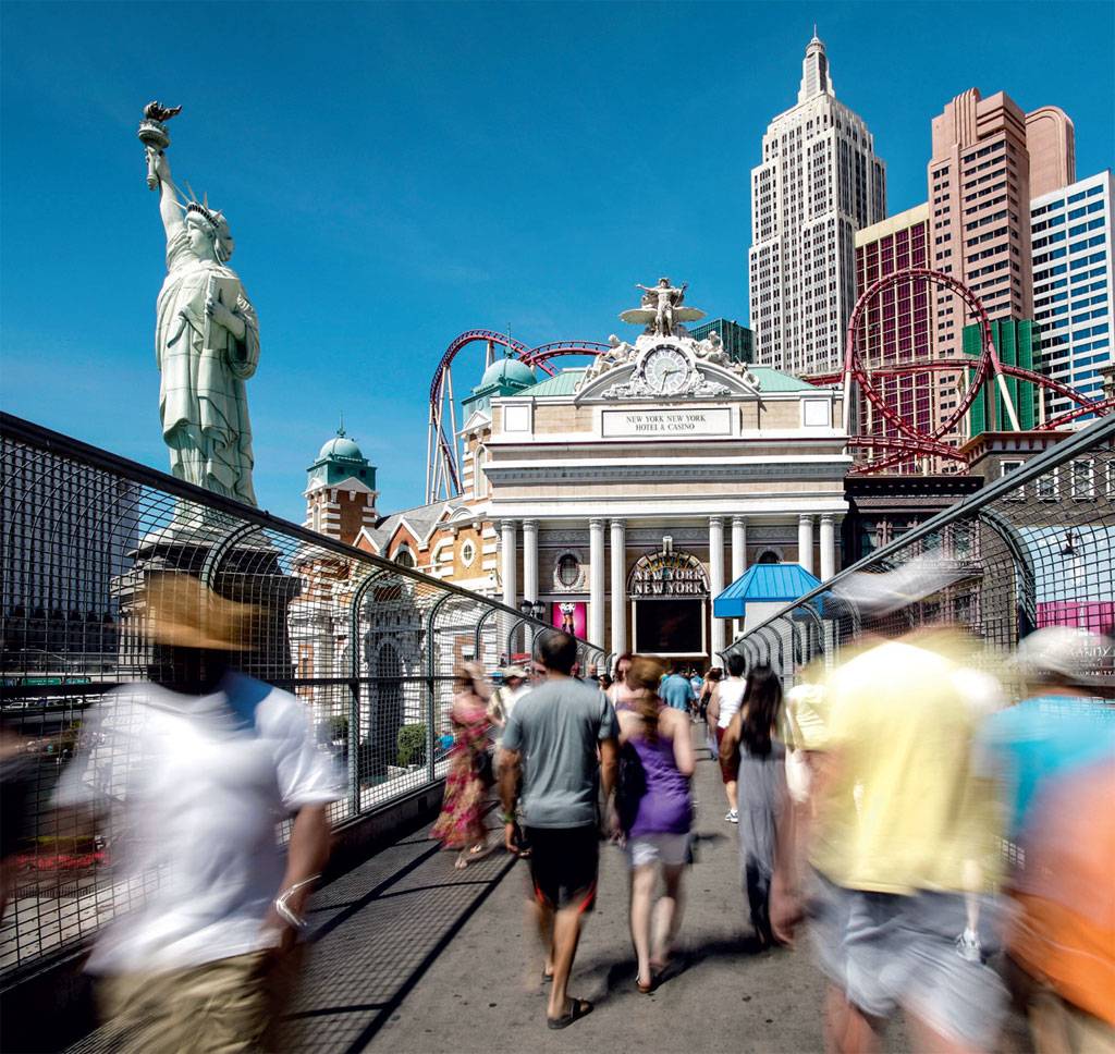 &nbsp;Passarela de pedestres sobre a Strip, de frente para a Big Apple do Hotel New York