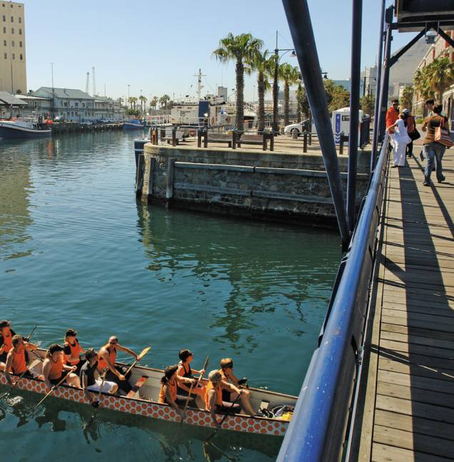 O estiloso Waterfront, cujos píeres foram revitalizados para a Copa do Mundo de 2010 O estiloso Waterfront, cujos píeres foram revitalizados para a Copa do Mundo de 2010