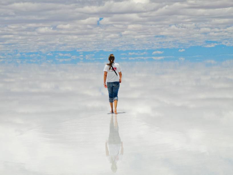 E, para fechar, uma foto de nossa leitora Juliana Alves Brungari, de Curitiba, no <a href="https://viajeaqui.abril.com.br/cidades/bolivia-uyuni">Salar de Uyuni</a>, <a href="https://viajeaqui.abril.com.br/paises/bolivia">Bolívia</a>. Não parece uma pintura de René Magritte? <a href="https://www.booking.com/searchresults.pt-br.html?aid=332455&lang=pt-br&sid=eedbe6de09e709d664615ac6f1b39a5d&sb=1&src=searchresults&src_elem=sb&error_url=https%3A%2F%2Fwww.booking.com%2Fsearchresults.pt-br.html%3Faid%3D332455%3Bsid%3Deedbe6de09e709d664615ac6f1b39a5d%3Bclass_interval%3D1%3Bdest_id%3D5235%3Bdest_type%3Dregion%3Bdtdisc%3D0%3Bfrom_sf%3D1%3Bgroup_adults%3D2%3Bgroup_children%3D0%3Binac%3D0%3Bindex_postcard%3D0%3Blabel_click%3Dundef%3Bno_rooms%3D1%3Boffset%3D0%3Bpostcard%3D0%3Braw_dest_type%3Dregion%3Broom1%3DA%252CA%3Bsb_price_type%3Dtotal%3Bsearch_selected%3D1%3Bsrc%3Dsearchresults%3Bsrc_elem%3Dsb%3Bss%3DChapada%2520Diamantina%252C%2520%25E2%2580%258BBrasil%3Bss_all%3D0%3Bss_raw%3DChapada%2520Diamantina%3Bssb%3Dempty%3Bsshis%3D0%3Bssne_untouched%3DBahia%26%3B&ss=Bol%C3%ADvia&ssne=Chapada+Diamantina&ssne_untouched=Chapada+Diamantina&checkin_monthday=&checkin_month=&checkin_year=&checkout_monthday=&checkout_month=&checkout_year=&no_rooms=1&group_adults=2&group_children=0&highlighted_hotels=&from_sf=1&ss_raw=Bol%C3%ADvia&ac_position=0&ac_langcode=xb&dest_id=26&dest_type=country&search_pageview_id=440678934bd402a1&search_selected=true&search_pageview_id=440678934bd402a1&ac_suggestion_list_length=5&ac_suggestion_theme_list_length=0" target="_blank" rel="noopener"><em>Busque hospedagens na Bolívia no Booking.com</em></a>