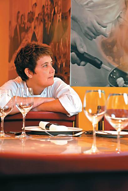 <strong>2. Roberta Sudbrack - <a href="https://viajeaqui.abril.com.br/estabelecimentos/br-rj-rio-de-janeiro-restaurante-roberta-sudbrack" rel="Roberta Sudbrack" target="_blank">Roberta Sudbrack</a> (Rio de Janeiro, RJ)</strong> A gaúcha Roberta Sudbrack foi a primeira mulher a ocupar a função de chef do Palácio da Alvorada, durante os dois mandatos de Fernando Henrique Cardoso. Em 2012, ela esteve à frente da equipe de cozinha da delegação brasileira nos Jogos Olímpicos de Londres. <strong>2. Roberta Sudbrack - <a href="https://viajeaqui.abril.com.br/estabelecimentos/br-rj-rio-de-janeiro-restaurante-roberta-sudbrack" rel="Roberta Sudbrack" target="_blank">Roberta Sudbrack</a> (Rio de Janeiro, RJ)</strong> A gaúcha Roberta Sudbrack foi a primeira mulher a ocupar a função de chef do Palácio da Alvorada, durante os dois mandatos de Fernando Henrique Cardoso. Em 2012, ela esteve à frente da equipe de cozinha da delegação brasileira nos Jogos Olímpicos de Londres.