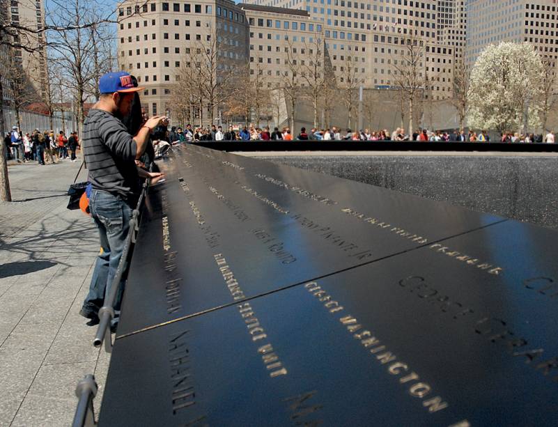 Turistas no 9/11 Memorial, no Ground Zero, onde ficava as Torres Gêmeas do WTC