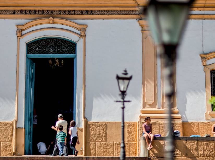 A Igreja Matriz de Sant’Ana, erguida em 1580 em estilo eclético, recebe público eclético