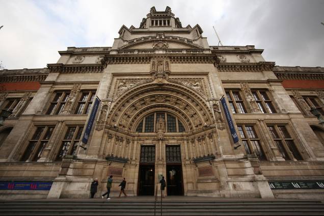 Na Cromwell Road estão os museus <strong>Victoria & Albert </strong><em>(</em>foto; <em><a href="https://vam.ac.uk" rel="vam.ac.uk" target="_blank">vam.ac.uk</a>) </em>e o de <strong>História Natural </strong><em>(<a href="https://nhm.ac.uk" rel="nhm.ac.uk" target="_blank">nhm.ac.uk</a>)</em> Na Cromwell Road estão os museus <strong>Victoria & Albert </strong><em>(</em>foto; <em><a href="https://vam.ac.uk" rel="vam.ac.uk" target="_blank">vam.ac.uk</a>) </em>e o de <strong>História Natural </strong><em>(<a href="https://nhm.ac.uk" rel="nhm.ac.uk" target="_blank">nhm.ac.uk</a>)</em>
