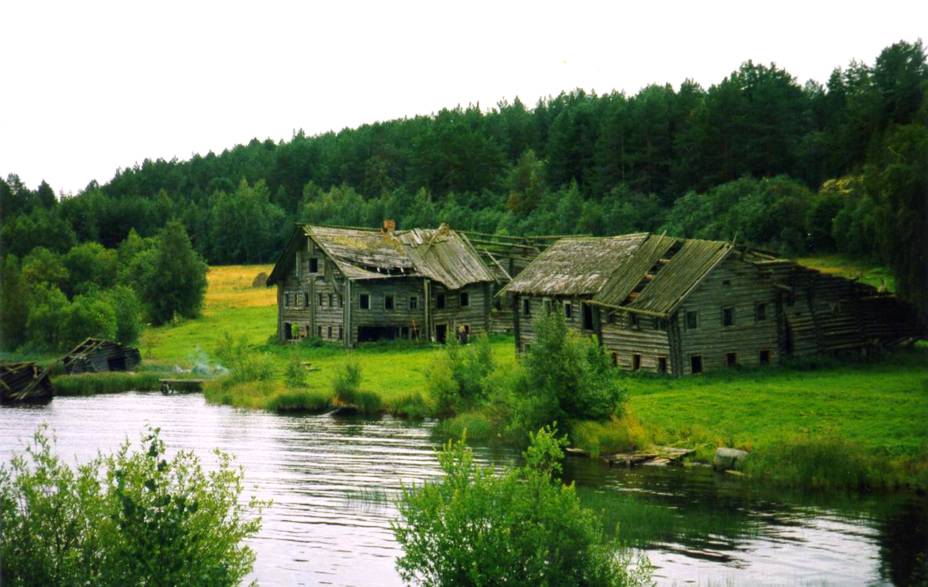 <strong>Vila de Pegrema, <a href="https://viajeaqui.abril.com.br/paises/russia" rel="Rússia" target="_blank">Rússia</a></strong>Localizada às margens do Lago Onega, considerado como o segundo maior da Europa em extensão, atrás apenas do Ladoga, essa pequena vila mais parece uma pequena cidade do interior da Escócia do que uma vila pertencente à Rússia, um país tão cheio de construções imponentes e bem demarcadas pelo passado da União Soviética. Anteriormente habitada por camponeses, a região é completamente dominada por uma ampla área verde e pequenas casas de madeira, além de abrigar uma igreja intacta datada do ano de 1770. A história conta que a vila foi abandonada durante os conflitos da Revolução Russa, iniciados em 1917 e que espantaram moradores do local