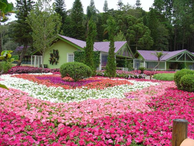 <strong><a href="https://viajeaqui.abril.com.br/estabelecimentos/br-sp-mairipora-hospedagem-unique-garden" rel="Unique Garden" target="_blank">Unique Garden</a></strong> – <strong><a href="https://viajeaqui.abril.com.br/cidades/br-sp-mairipora" rel="Mairiporã" target="_blank">Mairiporã</a></strong> <strong><a href="https://viajeaqui.abril.com.br/estados/br-sao-paulo" rel="(SP)" target="_blank">(SP)</a></strong><br /> <br /> Fica em uma área de 300 mil m² próxima à Serra da Cantareira, com fonte de água mineral e vários espaços para meditação. O moderno spa oferece de mais de 100 tratamentos. Há aqueles diferenciados, como massagem a seis mãos, banho de flutuação com sal do Mar Morto, além de acupuntura, fitoterapia, vinhoterapia, ioga, ofurô, aulas de pilates de solo, step e alongamento. Salas de terapia e espaços para meditação estão espalhados por todo o hotel. Conta ainda com farmácia de manipulação, campo para treinamento de golfe e água mineral engarrafada no local. As refeições têm vez em um bufê gourmet, num restaurante à la carte e na nova casa de chás. Na Vila Contemporânea há 10 espaçosos chalés projetados pelo arquiteto Ruy Othake, com equipamentos de última geração. Como celular não funciona na área, os aposentos são equipados com telefone sem fio. Na Vila Mediterrânea as acomodações são mais próximas da área social. <strong><a href="https://viajeaqui.abril.com.br/estabelecimentos/br-sp-mairipora-hospedagem-unique-garden" rel="Unique Garden" target="_blank">Unique Garden</a></strong> – <strong><a href="https://viajeaqui.abril.com.br/cidades/br-sp-mairipora" rel="Mairiporã" target="_blank">Mairiporã</a></strong> <strong><a href="https://viajeaqui.abril.com.br/estados/br-sao-paulo" rel="(SP)" target="_blank">(SP)</a></strong><br /> <br /> Fica em uma área de 300 mil m² próxima à Serra da Cantareira, com fonte de água mineral e vários espaços para meditação. O moderno spa oferece de mais de 100 tratamentos. Há aqueles diferenciados, como massagem a seis mãos, banho de flutuação com sal do Mar Morto, além de acupuntura, fitoterapia, vinhoterapia, ioga, ofurô, aulas de pilates de solo, step e alongamento. Salas de terapia e espaços para meditação estão espalhados por todo o hotel. Conta ainda com farmácia de manipulação, campo para treinamento de golfe e água mineral engarrafada no local. As refeições têm vez em um bufê gourmet, num restaurante à la carte e na nova casa de chás. Na Vila Contemporânea há 10 espaçosos chalés projetados pelo arquiteto Ruy Othake, com equipamentos de última geração. Como celular não funciona na área, os aposentos são equipados com telefone sem fio. Na Vila Mediterrânea as acomodações são mais próximas da área social.